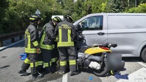 Grave incidente sulla Costiera di Trieste: scontro tra un furgone e uno scooter, traffico paralizzato