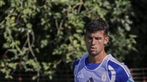 Carlos Domínguez ya vestía la camiseta azul antes de llegar: la curiosa historia del fichaje del nuevo central del Real Oviedo