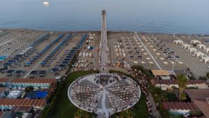 Ferragosto all’alba a Forte dei Marmi: c’è il concerto sul pontile