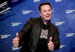 SpaceX Stock Climbs Nearly 7% After Starlink Launch as Shares Hold Above IPO Price