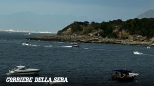Tempesta di vento in Penisola Sorrentina: gommoni capovolti in mare alberi e pali caduti a terra