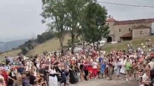 Decepción en los concejos de interior del centro de Asturias, donde no pudo verse el eclipse, aunque en Grado el programa festivo animó la noche