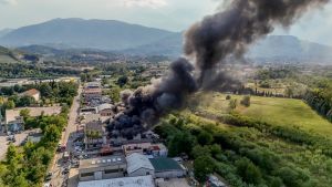 Incendio ad Ascoli, alta colonna di fumo nero