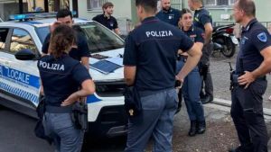 Blitz in un’abitazione: dodici occupanti abusivi