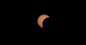 Il sole nero e un’eclissi per pensare la natura