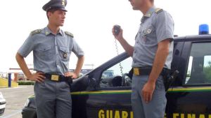 Maxi frode sui crediti d’imposta. Sequestrati tre milioni, 12 indagati