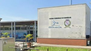 Ha un infarto in piscina, salvato dai bagnini con il defibrillatore