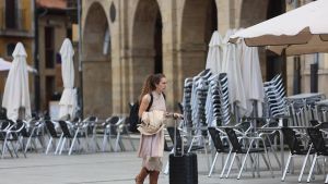 Más turistas extranjeros, mesas llenas, pero menos dinero en la caja: la radiografía de la hostelería de la comarca de Avilés en la primera mitad del verano