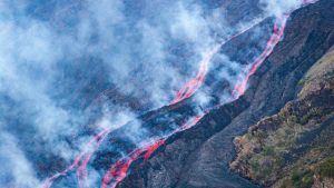 Odissea in Sicilia, bloccati dall’Etna in eruzione: “Voli cancellati e poche informazioni”