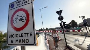 Ponte Nencioni, stop ciclabile. Fino a ottobre bici solo a mano. Ma in pochi rispettano il divieto