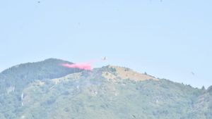 Incendio tutta la notte sul Madean a Miane: Canadair in azione con acqua da Jesolo