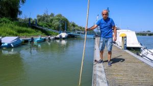 Il Po è giù, il film della lenta agonia. L’uomo del fiume: “Mai lavori: un gigante spiaggiato”