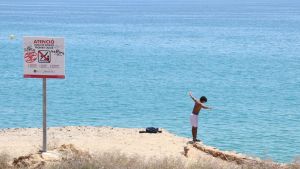 “Mi hijo de 14 años quiere ir a la playa con sus amigos: ¿debo dejarlo? ¿A partir de qué edad puede ir solo a nadar?