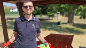Otto ragazzi danneggiano il parco, poi lo ripuliscono con il sindaco