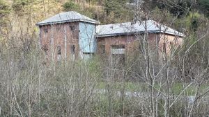 Raderla al suolo o recuperarla? La sottostazione divide Moggio