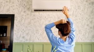 Gli effetti del caldo sulle donne: cosa succede al corpo e come proteggersi. “Rischio disidratazione e parti prematuri”