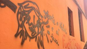 Scritte contro Meloni. Denunciato un francese. Faro sui legami coi No Tav
