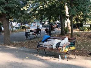 Буден гражданин възмутен: Групи буквално живеят на пейките край шадравана в Морската градина