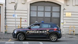 Cercano un riparo per la notte ma irrompono nell'area del reparto speciale dei carabinieri: denunciati due senzatetto