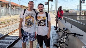 Pendolari del mare in treno per raggiungere la costa: “Benzina troppo cara, così si risparmia ed è più comodo”