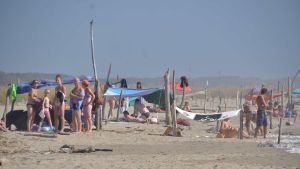 Dai cancelli ai tornelli, la battaglia per l’accesso al mare: cosa dice la legge, le regole e quali sono i diritti dei bagnanti