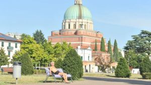 Udine combatte l'ondata di calore: musei e piscina gratis per gli over 65, stop ai rider nelle ore torride