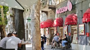 Si rifiuta di pagare il conto e va in escandescenze contro clienti e passanti: denunciato