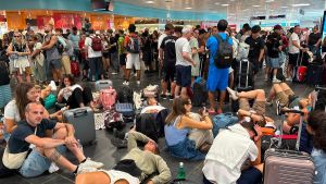 Eruzione Etna, turisti bresciani e bergamaschi bloccati in Sicilia: “Volo sparito, ci hanno lasciati senza indicazioni”