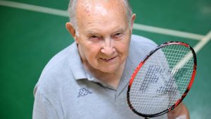 90-årige Jesper faldt om til badminton: Men træningsmakkerne kunne ikke undvære ...