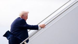 I dubbi del cardiologo sulla salute di Trump: “Lividi, gonfiore, sonnolenza: segnali che il tycoon non sta bene”
