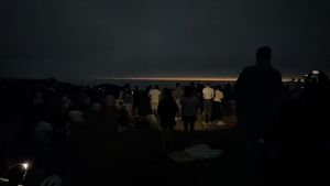 El eclipse en Llanes: así vivieron la fase de totalidad los humanos y las mascotas en la zona de Punta Jarri