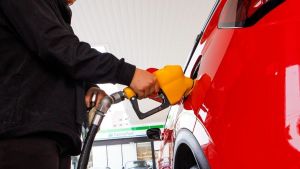 El alza del gasóleo fuerza al Gobierno a elevar el alivio fiscal a 20 céntimos por litro: este será el ahorro al llenar el depósito