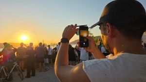 Riesenspektakel bei Sonnenfinsternis im Uferpark – mehr als 3000 Besucher am Bodensee