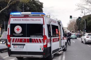 Livorno, ventottenne accoltellato a un fianco in piazza della Repubblica