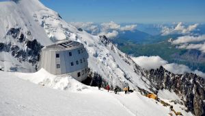 “Gli alpinisti bloccati sul Monte Bianco? Si paghino i soccorsi”. La crociata del sindaco contro gli “irresponsabili della montagna”