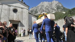 In quattrocento per l’addio a Cristian Pascoletti, la figlia Emma: «Papà, sarò forte per te»