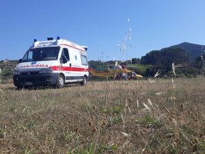 Si frattura una gamba mentre è in barca a Capraia: soccorso col 