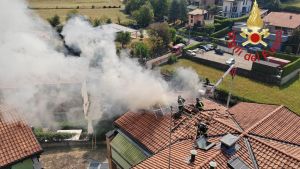 Ponte Lambro, accende un fuoco in giardino e brucia il tetto del condominio