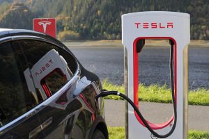 Tesla Shares Climb Nearly 3% to $336 as Robotaxi Gains and AI Push Offset Profit Pressure