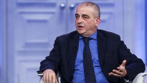 Il conto di Fazzolari dopo la confessione di Lavitola: 