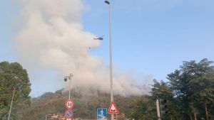 Como, peggiora l'incendio sul Monte Goi: fumo e detriti si avvicinano ai centri abitati