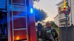 Fiamme in via Bari a Monfalcone: soccorsa famiglia di quattro persone, palazzo evacuato