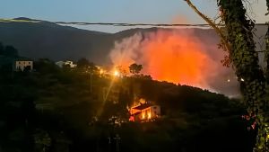 Iano di Pistoia, vasto incendio boschivo. Sette squadre al lavoro per contenerlo