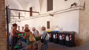 Il chiostro deturpato dai cassonetti pieni