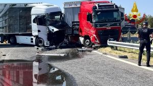 Scontro fra due autoarticolati. Traffico in tilt sulla Trasversale