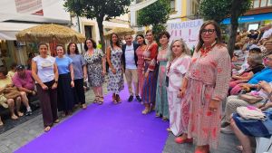 Villaviciosa convierte la calle en pasarela de moda: éxito del desfile del comercio local para mostrar sus últimas propuestas