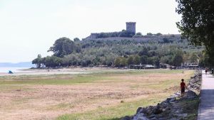 Il lago resiste, ma serve intervenire. Non basta più gestire l’emergenza