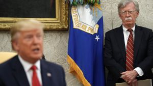 L’ex consigliere di Trump John Bolton accusa il presidente di non avere una strategia contro il regime in Iran