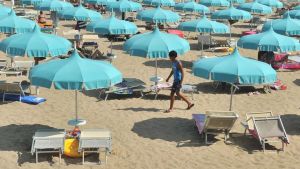 Tutto esaurito in spiaggia, ma i lettini restano vuoti: il nostro reportage da Grado e Lignano