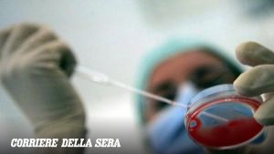 La bambina nata a Napoli dall’embrione di altri: stop al laboratorio, indagano i pm